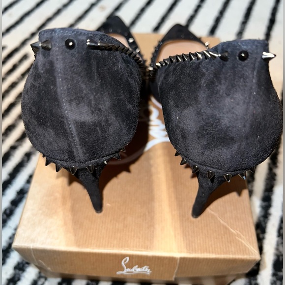 Classic pump with edgy punk twist! Gunmetal spike embellishments w/ 85 mm heel! - Picture 4 of 6